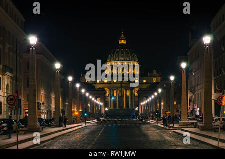 Ausblick bei Nacht Basilika St. Peter, eine der größten Kirchen der Welt in der Vatikanstadt entfernt. Stockfoto