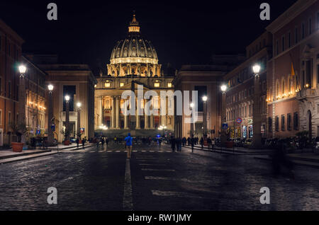 Ausblick bei Nacht Basilika St. Peter, eine der größten Kirchen der Welt in der Vatikanstadt entfernt.
