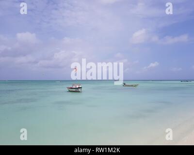 Wundervolle Karibische Meer mit Fischerbooten im Hintergrund Stockfoto