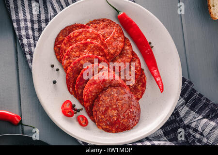 Salami Scheiben mit Chili Stockfoto