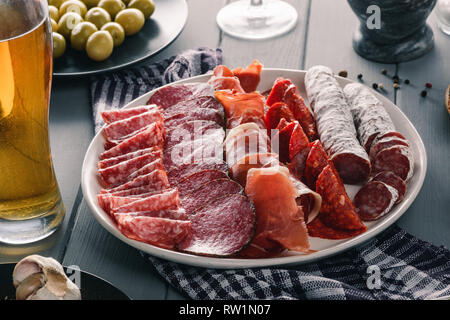 Platte mit Salami, Schinken Stockfoto