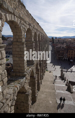 Blick entlang der Seite des Aquädukt von Segovia mit Blick auf den Plaza de Díaz Sanz Stockfoto