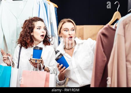 Mutter und Tochter Gefühl überrascht zu sehen, der Preis für Pullover Stockfoto