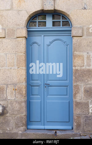 Blaue Tür eines alten Hauses in eine Wand in Stein Stockfoto