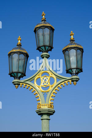 Lampe leuchtet auf die Westminster Bridge, London Stockfoto