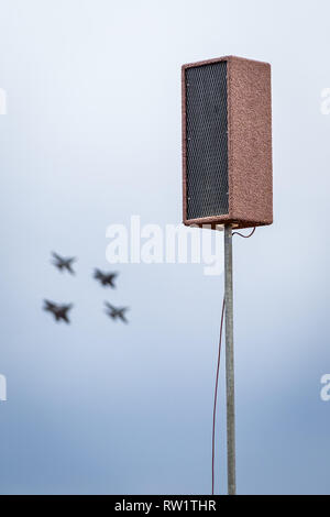 Lautsprecher mit militärischen Flugzeuge im Hintergrund am Avalon Airshow flying Stockfoto