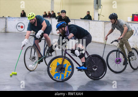 Toronto, Kanada. 3 Mär, 2019. Die Teilnehmer treten während der Großen Seen Winter Classic Bike Polo Turnier in Toronto, Kanada, 3. März 2019. Bike Polo ist ein Team Sport kombiniert die Fähigkeiten des Fahrrad Reiter mit dem Temporeichen Hockey. Credit: Zou Zheng/Xinhua/Alamy leben Nachrichten Stockfoto