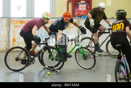 Toronto, Kanada. 3 Mär, 2019. Die Teilnehmer treten während der Großen Seen Winter Classic Bike Polo Turnier in Toronto, Kanada, 3. März 2019. Bike Polo ist ein Team Sport kombiniert die Fähigkeiten des Fahrrad Reiter mit dem Temporeichen Hockey. Credit: Zou Zheng/Xinhua/Alamy leben Nachrichten Stockfoto