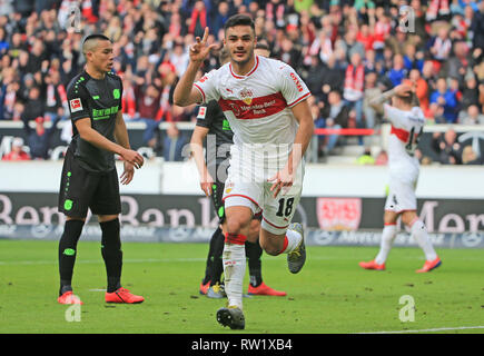 Stuttagrt, Deutschland. 3 Mär, 2019. Der Stuttgarter Ozan Kabak (R) feiert seinen zweiten Ziel während einer Deutschen Bundesligaspiel zwischen dem VfB Stuttgart und Hannover 96, in Stuttagrt, Deutschland, am 3. März 2019. Stuttgart gewann 5-1. Credit: Philippe Ruiz/Xinhua/Alamy leben Nachrichten Stockfoto