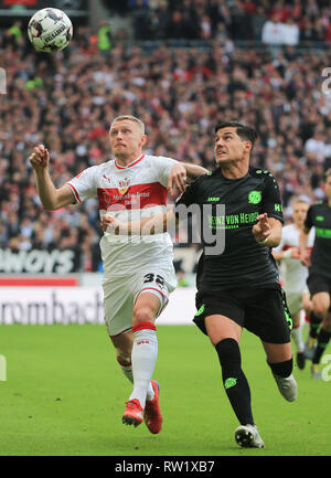 Stuttagrt, Deutschland. 3 Mär, 2019. Der Stuttgarter Andreas Beck (L) Mias mit Hannover 96 Miiko Albornoz während eines Deutschen Bundesligaspiel zwischen dem VfB Stuttgart und Hannover 96, in Stuttagrt, Deutschland, am 3. März 2019. Stuttgart gewann 5-1. Credit: Philippe Ruiz/Xinhua/Alamy leben Nachrichten Stockfoto