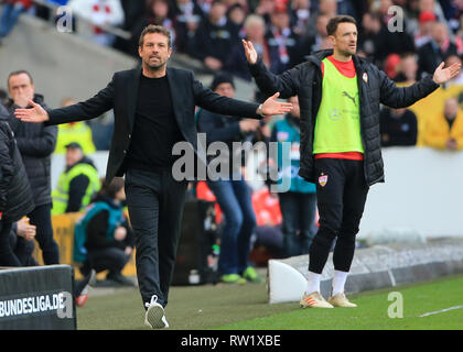 Stuttagrt, Deutschland. 3 Mär, 2019. Stuttgarts Head Coach Markus Weinzierl (L) und der Spieler Christian Gentner Reagieren während eines Deutschen Bundesligaspiel zwischen dem VfB Stuttgart und Hannover 96, in Stuttagrt, Deutschland, am 3. März 2019. Stuttgart gewann 5-1. Credit: Philippe Ruiz/Xinhua/Alamy leben Nachrichten Stockfoto