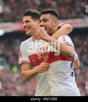 Stuttagrt, Deutschland. 3 Mär, 2019. Der Stuttgarter Ozan Kabak (R) feiert sein erstes Ziel mit Mario Gomez während eines Deutschen Bundesligaspiel zwischen dem VfB Stuttgart und Hannover 96, in Stuttagrt, Deutschland, am 3. März 2019. Stuttgart gewann 5-1. Credit: Philippe Ruiz/Xinhua/Alamy leben Nachrichten Stockfoto