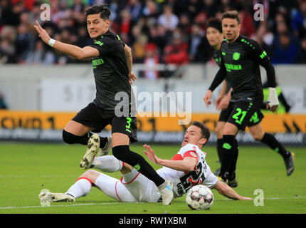 Stuttagrt, Deutschland. 3 Mär, 2019. Hannover96 Miiko Albornoz (L) Mias mit der Stuttgarter Christian Gentner (Unten) während eines Deutschen Bundesligaspiel zwischen dem VfB Stuttgart und Hannover 96, in Stuttagrt, Deutschland, am 3. März 2019. Stuttgart gewann 5-1. Credit: Philippe Ruiz/Xinhua/Alamy leben Nachrichten Stockfoto