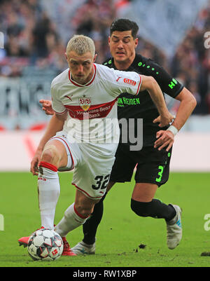 Stuttagrt, Deutschland. 3 Mär, 2019. Der Stuttgarter Andreas Beck (L) steuert die Kugel unter der Verteidigung von Hannovers 96 Miiko Albornoz während eines Deutschen Bundesligaspiel zwischen dem VfB Stuttgart und Hannover 96, in Stuttagrt, Deutschland, am 3. März 2019. Stuttgart gewann 5-1. Credit: Philippe Ruiz/Xinhua/Alamy leben Nachrichten Stockfoto