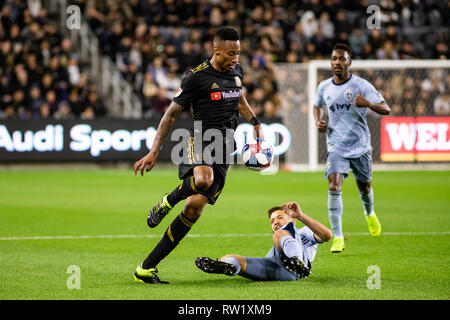 Los Angeles, USA. 3. März, 2019. Mark-Anthony Kaye (14) weicht einem Angriff während der LAFC ist 2-1 über sportliche KC gewinnen. Credit: Ben Nichols/Alamy leben Nachrichten Stockfoto