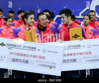 Peking, Guangdong Provinz Chinas. 3 Mär, 2019. Chinesische Tischtennis Verbandes Präsident LIU Guoliang (C) Geschenke Auszeichnungen an Spieler Chen Meng (L) und Lüfterrad Zhendong (R) während die wunderbare 12 Führen - bis 2019 WM in Shenzhen im Süden Chinas Provinz Guangdong, 3. März 2019. Credit: Mao Siqian/Xinhua/Alamy leben Nachrichten Stockfoto