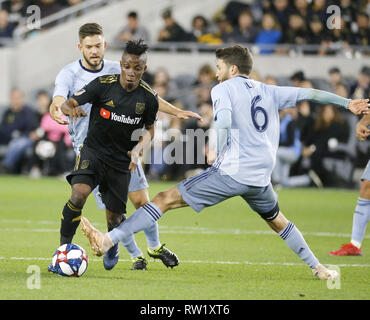 Los Angeles, Kalifornien, USA. 3 Mär, 2019. Los Angeles FC Vorwärts Latif Segen (7) von Ghana und Kansas City Sporting Mittelfeldspieler Ilie Sanchez (6) von Spanien, wetteifern um die Kugel während des 2019 Major League Soccer (MLS) Übereinstimmung zwischen Los Angeles FC und Kansas City Sporting in Los Angeles, Kalifornien, 3. März 2019. Credit: Ringo Chiu/ZUMA Draht/Alamy leben Nachrichten Stockfoto