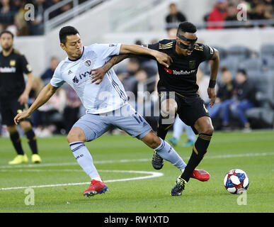 Los Angeles, Kalifornien, USA. 3 Mär, 2019. Kansas City Sporting Mittelfeldspieler Roger Espinoza (17) und Los Angeles FC-mittelfeldspieler Mark-Anthony Kaye (14) von Kanada, wetteifern um die Kugel während des 2019 Major League Soccer (MLS) Übereinstimmung zwischen Los Angeles FC und Kansas City Sporting in Los Angeles, Kalifornien, 3. März 2019. Credit: Ringo Chiu/ZUMA Draht/Alamy leben Nachrichten Stockfoto