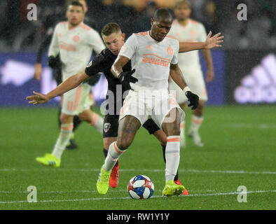 Washington, DC, USA. 3 Mär, 2019. 20190303 - Atlanta United FC Mittelfeldspieler DARLINGTON NAGBE (6) gegen die Verteidigung von D.C. United Mittelfeldspieler RUSSELL CANOUSE (4) Während einer unveränderlichen Regen in der ersten Hälfte bei Audi Feld in Washington. Credit: Chuck Myers/ZUMA Draht/Alamy leben Nachrichten Stockfoto