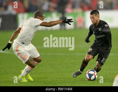 Washington, DC, USA. 3 Mär, 2019. 20190303 - DC United Mittelfeldspieler LUCIANO ACOSTA (10) Arbeitet die Kugel um Atlanta United FC Mittelfeldspieler DARLINGTON NAGBE (6) Während einer unveränderlichen Regen in der ersten Hälfte bei Audi Feld in Washington. Credit: Chuck Myers/ZUMA Draht/Alamy leben Nachrichten Stockfoto