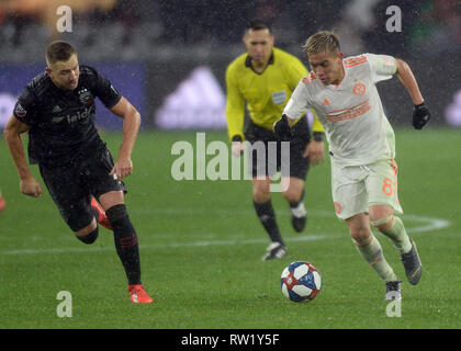 Washington, DC, USA. 3 Mär, 2019. 20190303 - Atlanta United FC Mittelfeldspieler EZEQUIEL BARCO (8) Arbeitet der Ball nach vorn gegen DC United Mittelfeldspieler RUSSELL CANOUSE (4), als Schiedsrichter JAIR MARRUFO schleppt die spielen, während ein stetiger Regen in der zweiten Hälfte bei Audi Feld in Washington. Credit: Chuck Myers/ZUMA Draht/Alamy leben Nachrichten Stockfoto