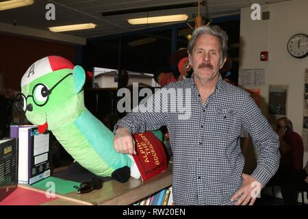 Compton, CA. 1 Mär, 2019. Gary Cole bei einem öffentlichen Auftritt für Prominente Lesen für Kinder zum Lesen über Amerika Programm, Ardella B. Tibby Schule, Compton, CA März 1, 2019. Credit: Priscilla Grant/Everett Collection/Alamy leben Nachrichten Stockfoto