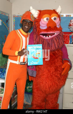 Compton, CA, USA. 1 Mär, 2019. LOS ANGELES - MAR 1: Lance Robertson, DJ Lance Rock, Yo Gabba Gabba Zeichen am Lesen über Amerika Event an der Ardella B. Tibby K''" 8 Schule, die am 1. März 2019 in Compton, CA Credit: Kay Blake/ZUMA Draht/Alamy leben Nachrichten Stockfoto