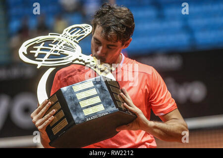 Sao Paulo, Brasilien. 3 Mär, 2019. Guido Pella von Argentinien küßt die Trophäe nach dem Endspiel gegen Chilenische Christian Garin an der Brasilien Tennis Open in Sao Paulo, Brasilien, März 3, 2019. Guido Pella gewann 2-0, um den Titel zu behaupten. Credit: Rahel Patrasso/Xinhua/Alamy leben Nachrichten Stockfoto