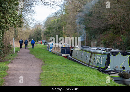 Kidderminster, Großbritannien. 4. März 2019. Nach einem Erdrutsch auf der Staffordshire und Worcestershire Canal dieses Wochenende in Kidderminster, kanalboote Moor, die meisten ihrer Insassen auf Urlaub, die hoffen, den Kanal zu reisen, warten geduldig auf den Kanal und Fluss Vertrauen eine Masse der Erde und Verunreinigungen aus dem Wasser zu entfernen. Derzeit ist der Kanal unpassierbar, aber Canal Vertrauen Mitarbeiter sind bereits daran, die Fremdkörper zu entfernen. Quelle: Lee Hudson/Alamy leben Nachrichten Stockfoto