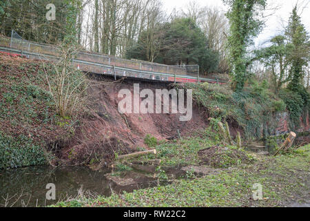 Kidderminster, Großbritannien. 4. März 2019. Nach einem Erdrutsch auf der Staffordshire und Worcestershire Canal dieses Wochenende in Kidderminster, kanalboote Moor, die meisten ihrer Insassen auf Urlaub, die hoffen, den Kanal zu reisen, warten geduldig auf den Kanal und Fluss Vertrauen eine Masse der Erde und Verunreinigungen aus dem Wasser zu entfernen. Derzeit ist der Kanal unpassierbar, aber Canal Vertrauen Mitarbeiter sind bereits daran, die Fremdkörper zu entfernen. Quelle: Lee Hudson/Alamy leben Nachrichten Stockfoto