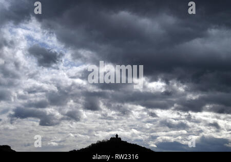 Holzhausen, Deutschland. 04 Mär, 2019. Dunkle Wolken hängen über die Veste Wachsenburg. Am selben Tag, eine Kaltfront von Westen mit teils kräftige Schauer und Gewitter durch Thüringen. Foto: Martin Schutt/dpa-Zentralbild/ZB/dpa/Alamy leben Nachrichten Stockfoto