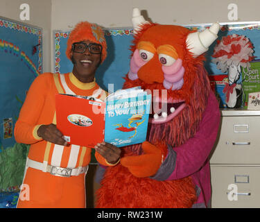 Compton, CA, USA. 1 Mär, 2019. LOS ANGELES - MAR 1: Lance Robertson, DJ Lance Rock, Yo Gabba Gabba Zeichen am Lesen über Amerika Event an der Ardella B. Tibby K''" 8 Schule, die am 1. März 2019 in Compton, CA Credit: Kay Blake/ZUMA Draht/Alamy leben Nachrichten Stockfoto