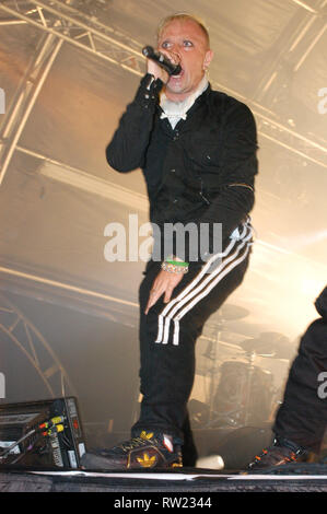 Datei PICS: 4. März, 2019. Keith Flint, der Sänger von The Prodigy hat sich im Alter von 49 Jahren bestanden - am 6. August 2005 fotografiert, während ihre Leistung an den 2005 Grolsch Sommer Konzertreihen, Somerset House, London, UK Credit: Ben Rektor/Alamy leben Nachrichten Stockfoto