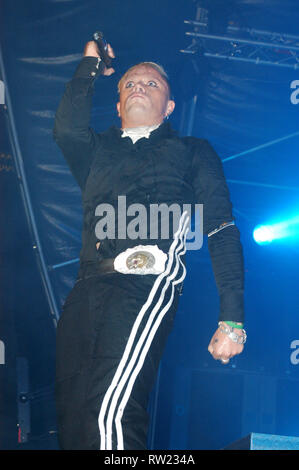 Datei PICS: 4. März, 2019. Keith Flint, der Sänger von The Prodigy hat sich im Alter von 49 Jahren bestanden - am 6. August 2005 fotografiert, während ihre Leistung an den 2005 Grolsch Sommer Konzertreihen, Somerset House, London, UK Credit: Ben Rektor/Alamy leben Nachrichten Stockfoto