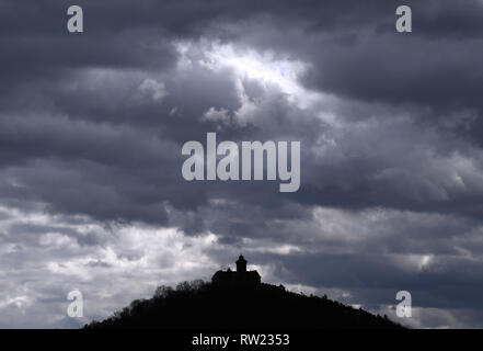 Holzhausen, Deutschland. 04 Mär, 2019. Dunkle Wolken hängen über die Veste Wachsenburg. Am selben Tag, eine Kaltfront von Westen mit teils kräftige Schauer und Gewitter durch Thüringen. Foto: Martin Schutt/dpa-Zentralbild/ZB/dpa/Alamy leben Nachrichten Stockfoto