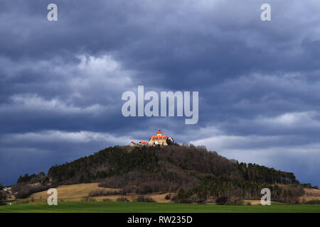 Holzhausen, Deutschland. 04 Mär, 2019. Dunkle Wolken hängen über die Veste Wachsenburg. Am selben Tag, eine Kaltfront von Westen mit teils kräftige Schauer und Gewitter durch Thüringen. Foto: Martin Schutt/dpa-Zentralbild/ZB/dpa/Alamy leben Nachrichten Stockfoto