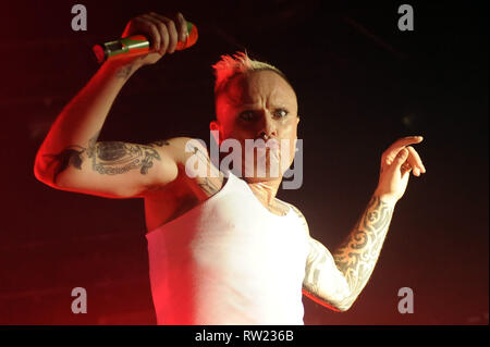 Berlin, Deutschland. 02 Mär, 2009. Der Sänger der englischen Band The Prodigy, Keith Flint, wird am Montag (2.3.2009) im Huxleys in Berlin. Die Gruppe stellt ihr neues Album "Invaders Must' beim ersten Konzert der Tour durch Deutschland sterben. Quelle: Britta Pedersen dpa/lbn (c) dpa-Bericht | Verwendung weltweit/dpa/Alamy leben Nachrichten Stockfoto