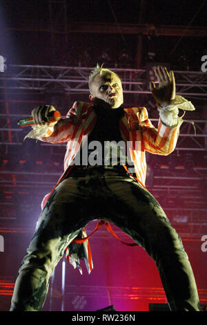 Nürnberg, Deutschland. 07. Juni 2008. Der Sänger der Britischen crossover Band 'The Prodigy', Keith Flint, ist am Samstag (07.06.2008) in Nürnberg (withtelfranken auf das Musikfestival "Rock im Park" auf der Bühne). Das dreitägige Open-Air-Festival mit rund 60.000 Besuchern werden insgesamt rund 90 Bands. Credit: Daniel Karmann dpa/lby (c) dpa-Bericht | Verwendung weltweit/dpa/Alamy leben Nachrichten Stockfoto