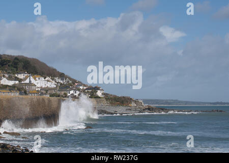 Fowey, Cornwall, UK. 4 Mär, 2019. UK Wetter. Ein Surfer die Dünung von Sturm Freya heute Links. Wind und Wellen haben im Vergleich zu gestern gefallen. Foto: Simon Maycock/Alamy leben Nachrichten Stockfoto