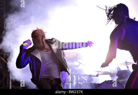 *** Foto *** Sänger Keith Flint (links) von The Prodigy music Band führt während der Rock für Leute Musik Festival in Hradec Kralove, Tschechische Republik, am 4. Juli 2012. (CTK Photo/Alexandra Mlejnkova) Stockfoto