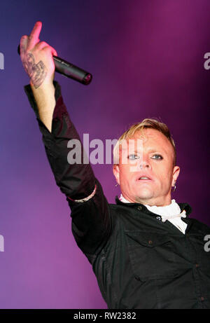 Trencin, Slowakei. 16. Juli 2005. *** Foto *** Sänger Keith Flint von The Prodigy music Band führt und Gesten während der pohoda Festival in Trencin, Slowakei, am 16. Juli 2005. Credit: Tomas Hudcovic/CTK Photo/Alamy leben Nachrichten Stockfoto