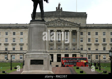 Belfast, UK. 04 Mär, 2019. Eine Tour-Bus wird in Stormont Parlament Gebäude Belfast, Nordirland, Montag, 4. März 2019. Nordirland hat ohne Regierung seit Januar 2017, als die Regierungsparteien - die DUP und Sinn Féin - in einer bitteren Zeilen aufgeteilt. Martin McGuinness, den damaligen stellvertretenden Ersten Minister aus Protest gegen die Behandlung des verpfuschten Erneuerbare Wärme Anreiz (RHI) Regelung abgefunden worden. Foto/Paul McErlane Credit: Irish Auge/Alamy leben Nachrichten Stockfoto