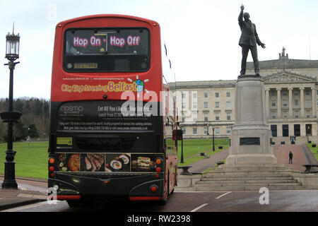 Belfast, UK. 04 Mär, 2019. Eine Tour-Bus wird in Stormont Parlament Gebäude Belfast, Nordirland, Montag, 4. März 2019. Nordirland hat ohne Regierung seit Januar 2017, als die Regierungsparteien - die DUP und Sinn Féin - in einer bitteren Zeilen aufgeteilt. Martin McGuinness, den damaligen stellvertretenden Ersten Minister aus Protest gegen die Behandlung des verpfuschten Erneuerbare Wärme Anreiz (RHI) Regelung abgefunden worden. Foto/Paul McErlane Credit: Irish Auge/Alamy leben Nachrichten Stockfoto