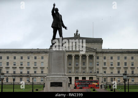 Belfast, UK. 04 Mär, 2019. Eine Tour-Bus wird in Stormont Parlament Gebäude Belfast, Nordirland, Montag, 4. März 2019. Nordirland hat ohne Regierung seit Januar 2017, als die Regierungsparteien - die DUP und Sinn Féin - in einer bitteren Zeilen aufgeteilt. Martin McGuinness, den damaligen stellvertretenden Ersten Minister aus Protest gegen die Behandlung des verpfuschten Erneuerbare Wärme Anreiz (RHI) Regelung abgefunden worden. Foto/Paul McErlane Credit: Irish Auge/Alamy leben Nachrichten Stockfoto