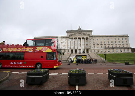 Belfast, UK. 04 Mär, 2019. Eine Tour-Bus wird in Stormont Parlament Gebäude Belfast, Nordirland, Montag, 4. März 2019. Nordirland hat ohne Regierung seit Januar 2017, als die Regierungsparteien - die DUP und Sinn Féin - in einer bitteren Zeilen aufgeteilt. Martin McGuinness, den damaligen stellvertretenden Ersten Minister aus Protest gegen die Behandlung des verpfuschten Erneuerbare Wärme Anreiz (RHI) Regelung abgefunden worden. Foto/Paul McErlane Credit: Irish Auge/Alamy leben Nachrichten Stockfoto