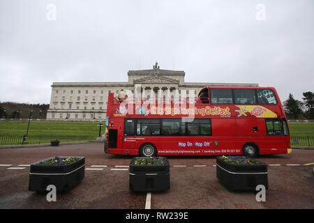 Belfast, UK. 04 Mär, 2019. Eine Tour-Bus wird in Stormont Parlament Gebäude Belfast, Nordirland, Montag, 4. März 2019. Nordirland hat ohne Regierung seit Januar 2017, als die Regierungsparteien - die DUP und Sinn Féin - in einer bitteren Zeilen aufgeteilt. Martin McGuinness, den damaligen stellvertretenden Ersten Minister aus Protest gegen die Behandlung des verpfuschten Erneuerbare Wärme Anreiz (RHI) Regelung abgefunden worden. Foto/Paul McErlane Credit: Irish Auge/Alamy leben Nachrichten Stockfoto