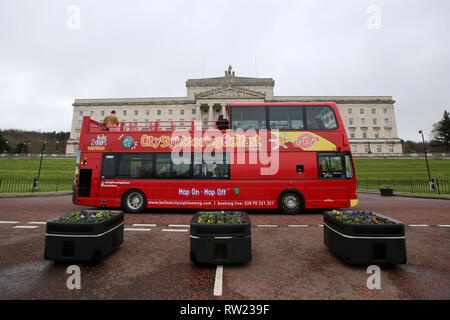 Belfast, UK. 04 Mär, 2019. Eine Tour-Bus wird in Stormont Parlament Gebäude Belfast, Nordirland, Montag, 4. März 2019. Nordirland hat ohne Regierung seit Januar 2017, als die Regierungsparteien - die DUP und Sinn Féin - in einer bitteren Zeilen aufgeteilt. Martin McGuinness, den damaligen stellvertretenden Ersten Minister aus Protest gegen die Behandlung des verpfuschten Erneuerbare Wärme Anreiz (RHI) Regelung abgefunden worden. Foto/Paul McErlane Credit: Irish Auge/Alamy leben Nachrichten Stockfoto