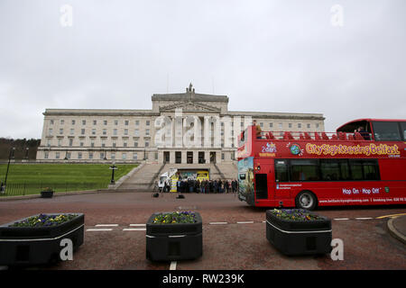 Belfast, UK. 04 Mär, 2019. Eine Tour-Bus wird in Stormont Parlament Gebäude Belfast, Nordirland, Montag, 4. März 2019. Nordirland hat ohne Regierung seit Januar 2017, als die Regierungsparteien - die DUP und Sinn Féin - in einer bitteren Zeilen aufgeteilt. Martin McGuinness, den damaligen stellvertretenden Ersten Minister aus Protest gegen die Behandlung des verpfuschten Erneuerbare Wärme Anreiz (RHI) Regelung abgefunden worden. Foto/Paul McErlane Credit: Irish Auge/Alamy leben Nachrichten Stockfoto