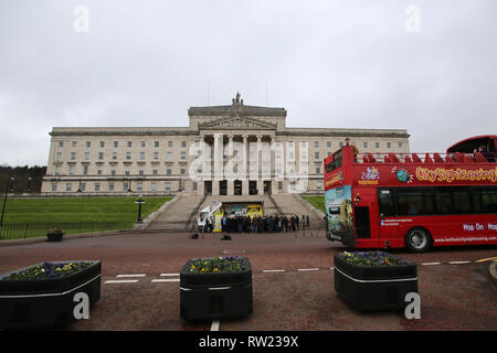 Belfast, UK. 04 Mär, 2019. Eine Tour-Bus wird in Stormont Parlament Gebäude Belfast, Nordirland, Montag, 4. März 2019. Nordirland hat ohne Regierung seit Januar 2017, als die Regierungsparteien - die DUP und Sinn Féin - in einer bitteren Zeilen aufgeteilt. Martin McGuinness, den damaligen stellvertretenden Ersten Minister aus Protest gegen die Behandlung des verpfuschten Erneuerbare Wärme Anreiz (RHI) Regelung abgefunden worden. Foto/Paul McErlane Credit: Irish Auge/Alamy leben Nachrichten Stockfoto