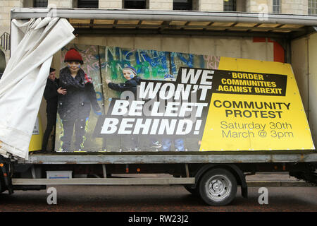 Belfast, UK. 04 Mär, 2019. Sinn Féin, SDLP und Allianz Vertreter verband Mitglieder aus grenzüberschreitenden Gemeinschaften gegen Brexit für die Einführung eines neuen Plakat und ein anti-Brexit Erklärung in Stormont Parlament Gebäude Belfast, Nordirland, Montag, 4. März 2019. Die Gruppe verkündete eine wichtige Grenze Protest am 30. März. Foto/Paul McErlane Credit: Irish Auge/Alamy leben Nachrichten Stockfoto